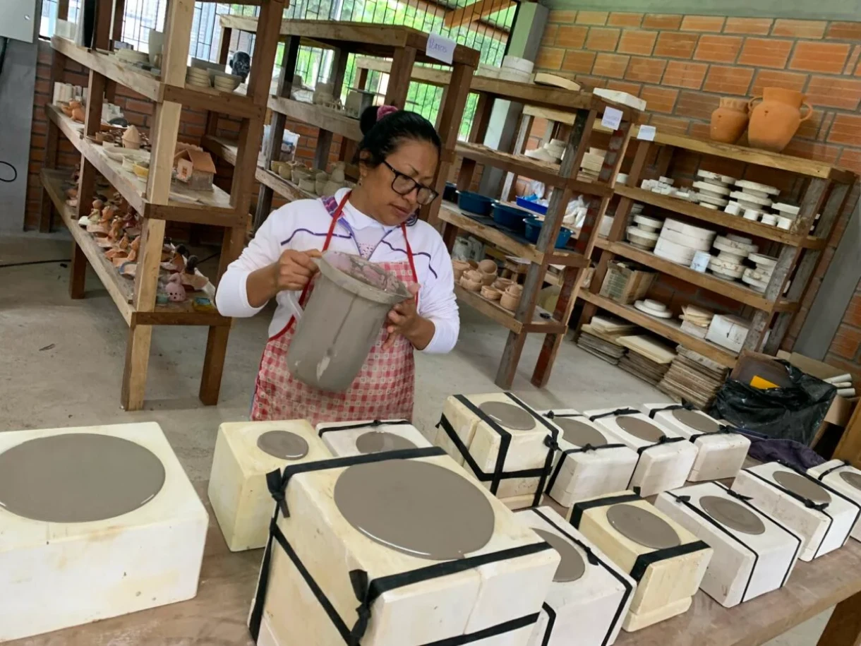 Artesana trabajando ceramica